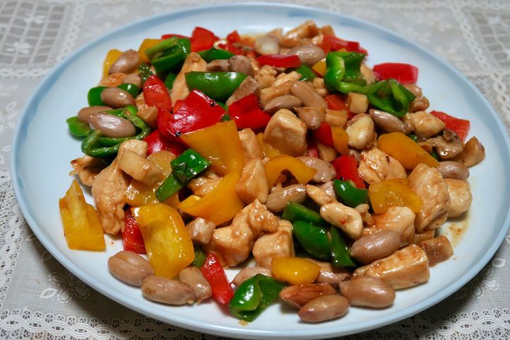 ▲ピーマンとパプリカの鶏肉炒め。ナッツ類を加えるとビタミンE強化に。