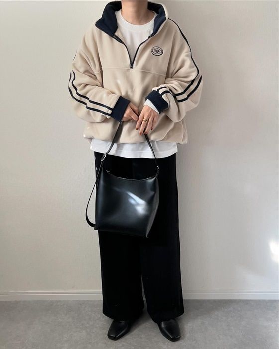 刺繍フリースアノラックハーフジッププルオーバー×UNIQLOのブラックの「ソフトブラッシュドイージーパンツ」