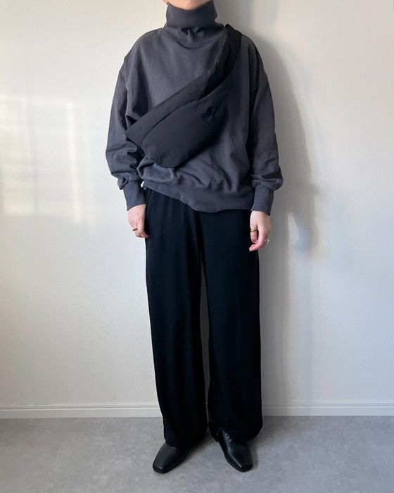 モックネックスウェットプルオーバー×UNIQLOのブラックの「ソフトブラッシュドイージーパンツ」