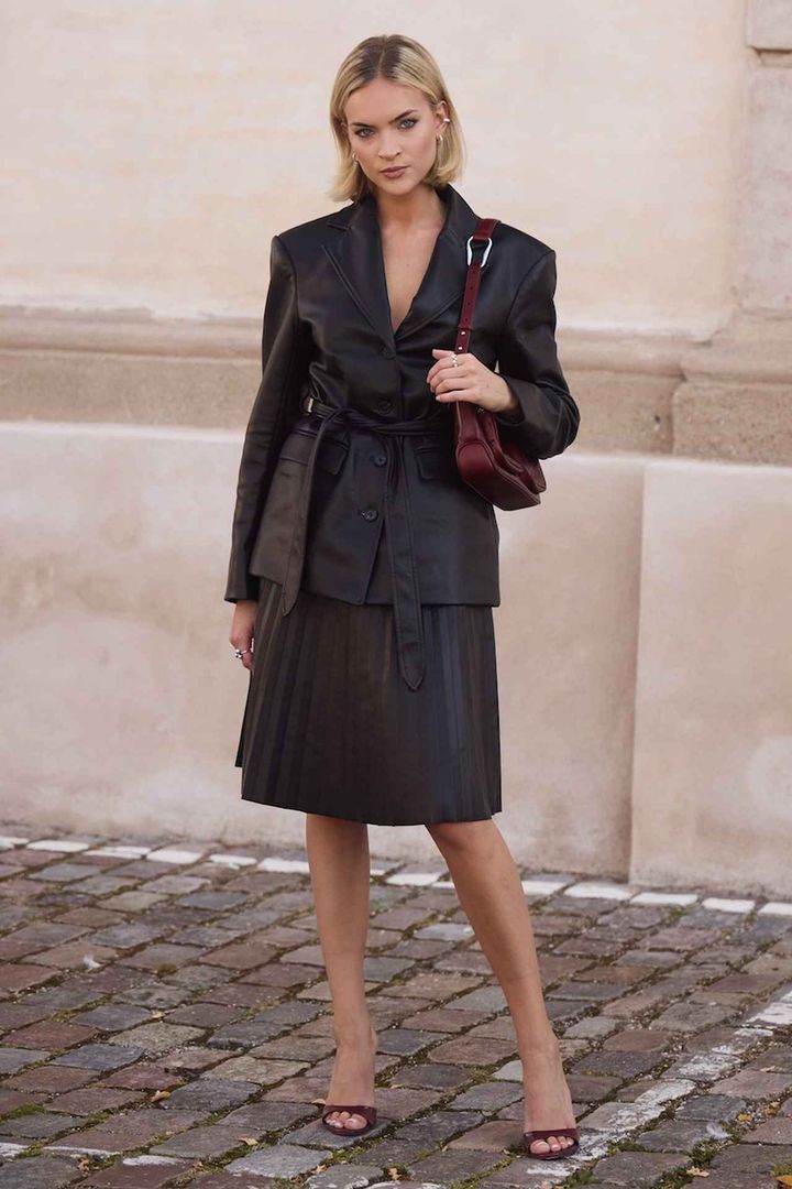 画像: レザーセットアップにバーガンディを添えて