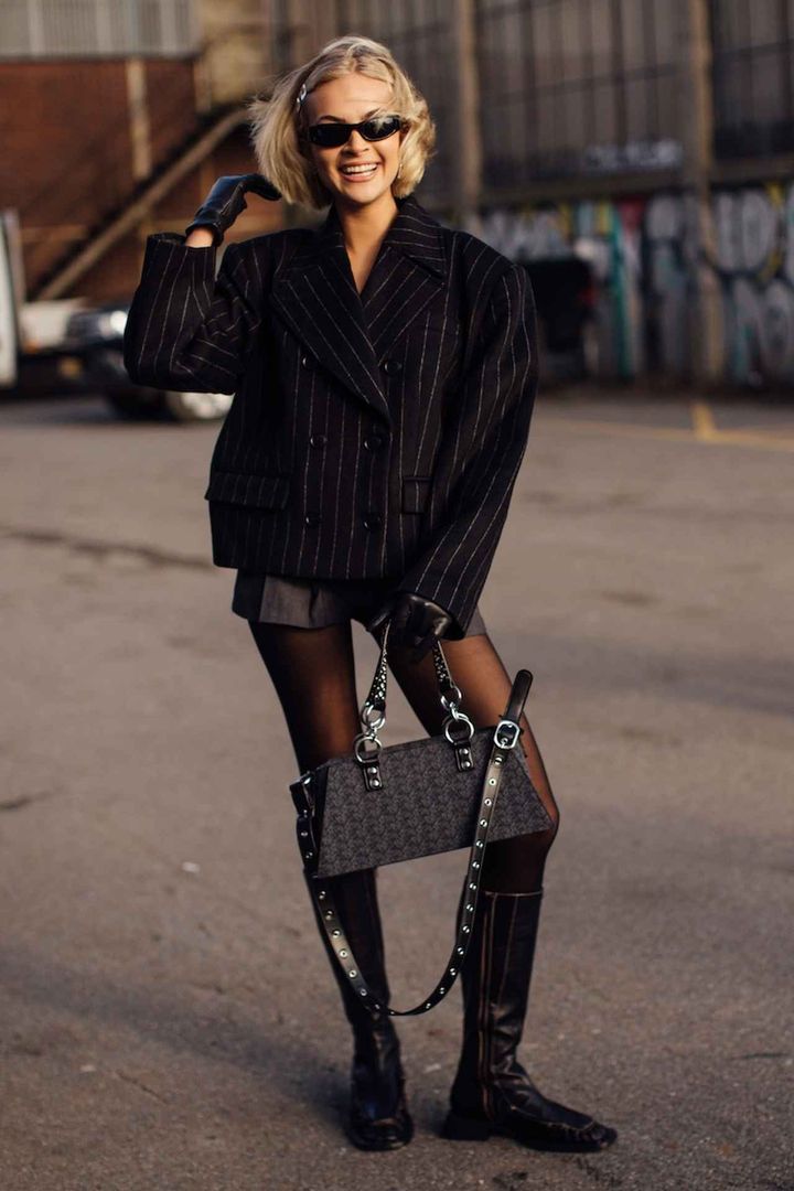 画像: チャーミングなヘアスタイルが外し役！