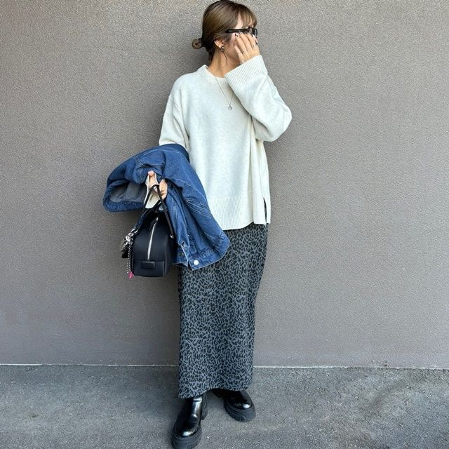 ワイドスリーブクルーネックプルオーバー×しまむらのダークグレーの「ヒョウ柄ナロースカート」