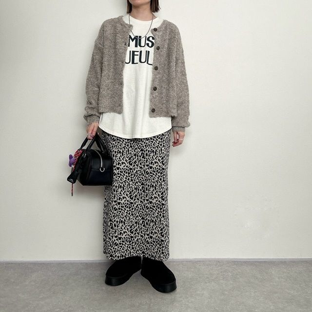 シャギーカーディガン×しまむらのオフベージュの「ヒョウ柄ナロースカート」