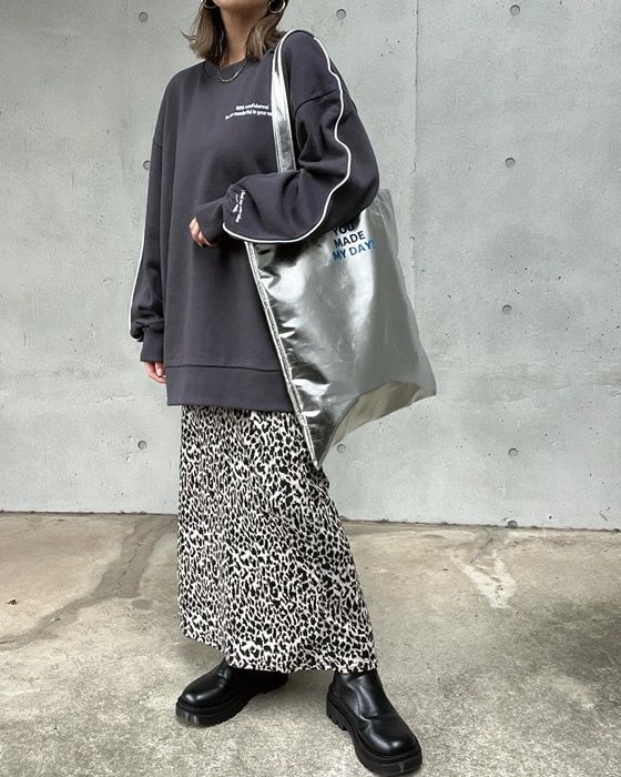 袖ラインプリント裏毛プルオーバー×しまむらのオフベージュの「ヒョウ柄ナロースカート」