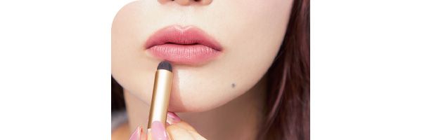 下唇は中央のみ軽くぼかす