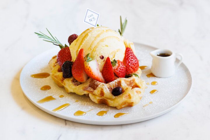 「ドバイチョコレート」や「クロッフル」が話題♪表参道駅近くのおしゃれカフェ「CAFE N°_5」