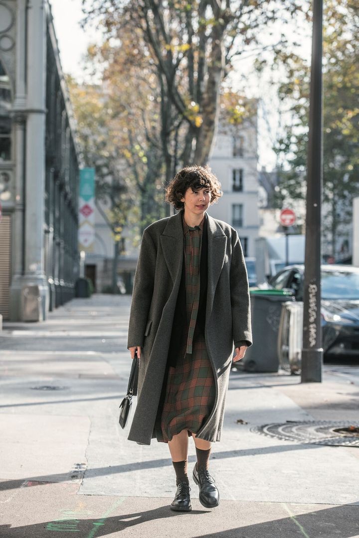 【2024-2025冬】ワンピースに重ねるコートの正解は？バランス良くおしゃれに見えるお手本コーデ8選