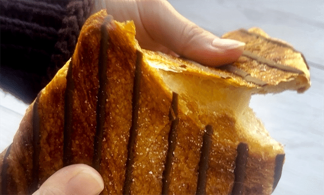 韓国風クリスピークロワッサン キャラメルシュガー割る様子