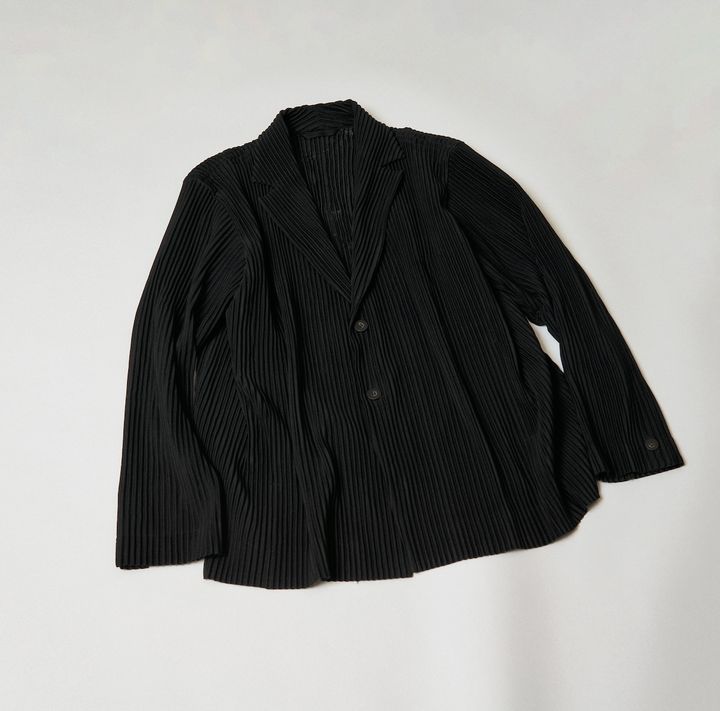 〈HOMME PLISSÉ ISSEY MIYAKE〉のBASICS ジャケットBLACK