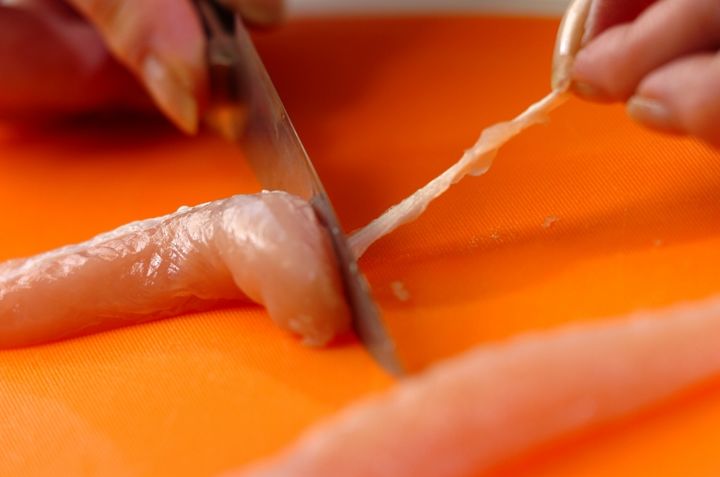 鶏ささ身とトマトのチョップドサラダの下準備1