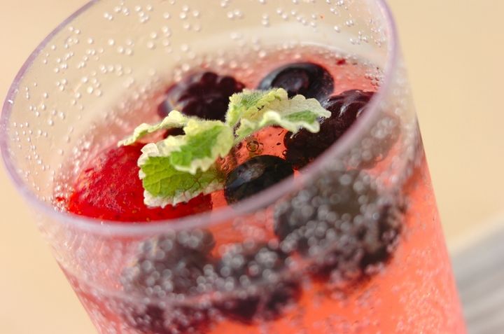 冷凍ベリーのビネガーソーダ