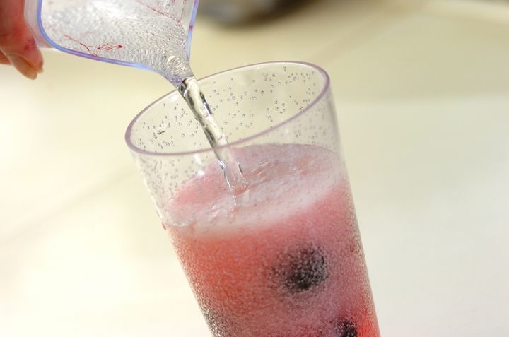 冷凍ベリーのビネガーソーダの作り方1