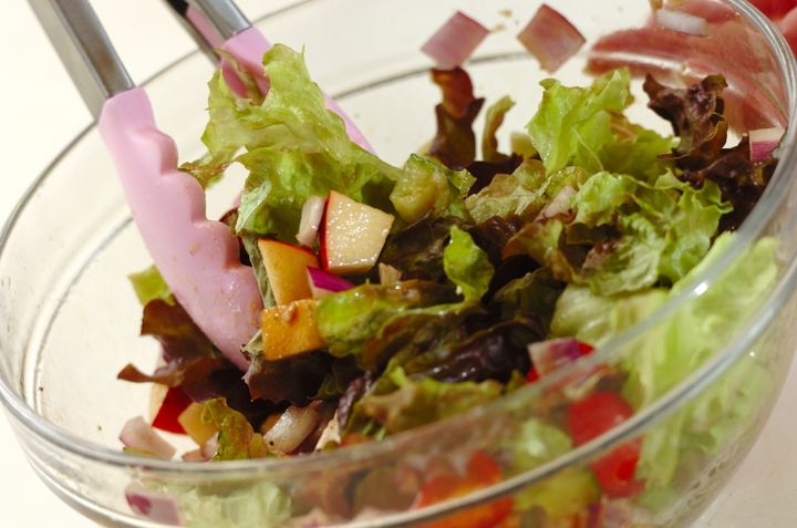 鶏ささ身とトマトのチョップドサラダの作り方1