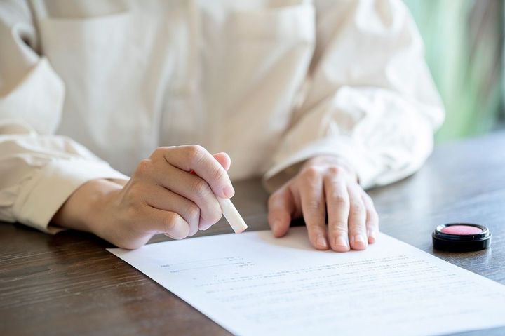 書類に印鑑を押す女性