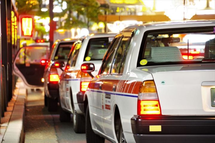 タクシーの車内で嘔吐したら法的責任を問われる？