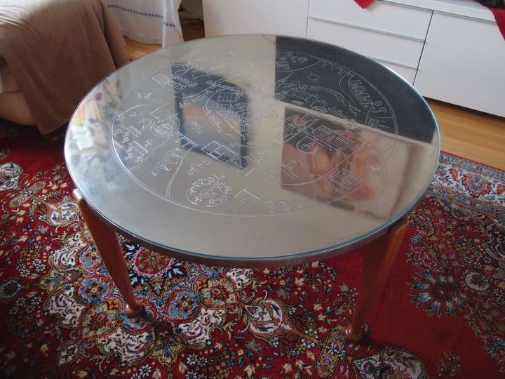 スヴェンスクト・テン社の代名詞のような存在、ヨゼフ・フランクとニルス・フォグステットがデザインし、美知子さんが金属彫刻を施した世界に10台のストックホルム・テーブル。美知子さんのご自宅にて。