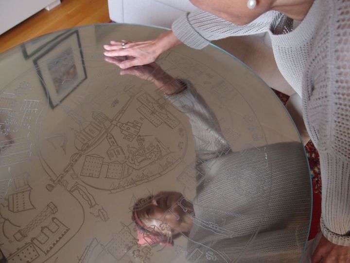 ストックホルム・テーブルに描かれた街の地図をなぞりながら説明する美知子さん。「私の家はこの辺で、今日はここを歩いてきたのよ」