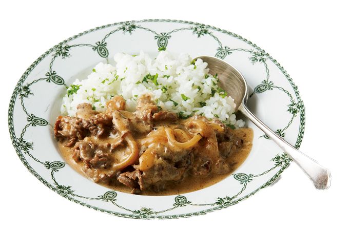 ポイントは玉ねぎをしっかり炒めて甘みを引き出す「ビーフストロガノフ」のレシピの画像1