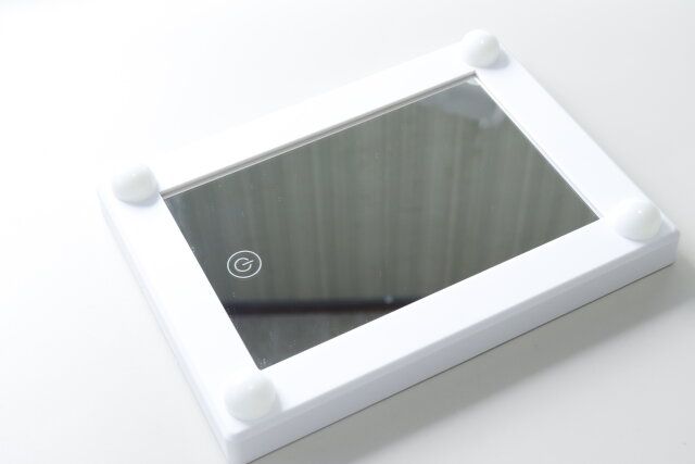 ダイソー アクトレスミラー LED4個付