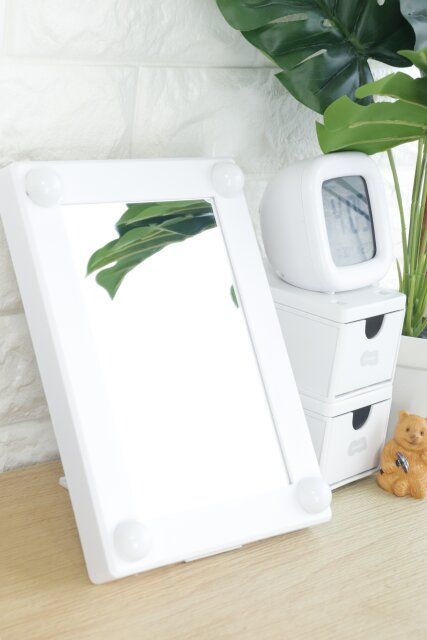 ダイソー アクトレスミラー LED4個付 デザイン