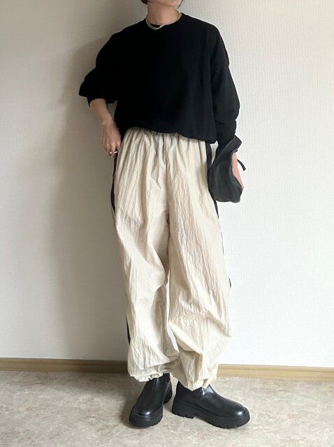 ユニクロ スウェットシャツ ブラック ラインパンツでスポーツミックス