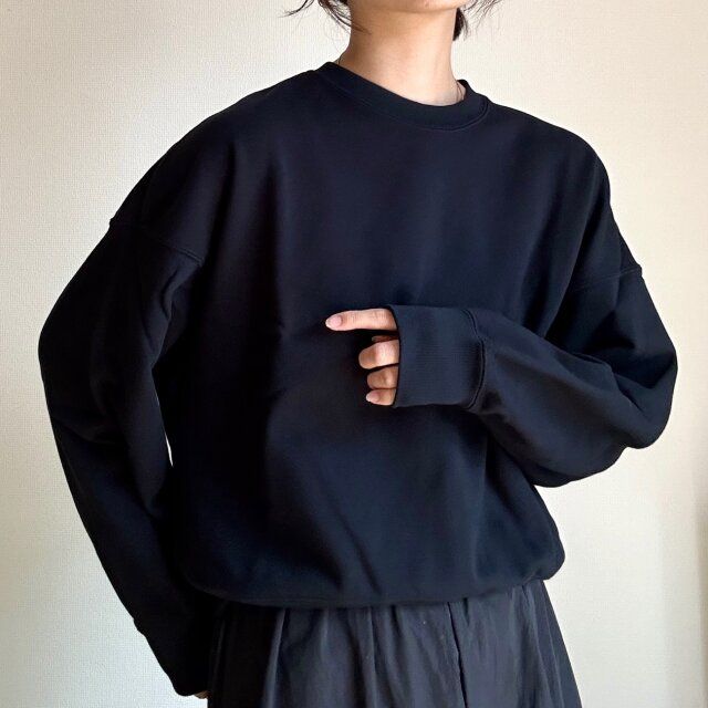 ユニクロ スウェットシャツ ブラック着用