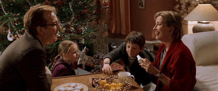 夫（アラン・リックマン）からのプレゼントを受け取るカレン（エマ・トンプソン）