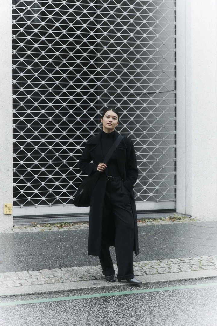 画像1: シルエットを楽しむ、オールブラックコーデ