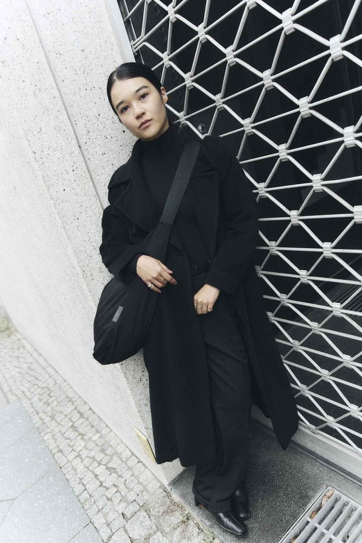 画像2: シルエットを楽しむ、オールブラックコーデ