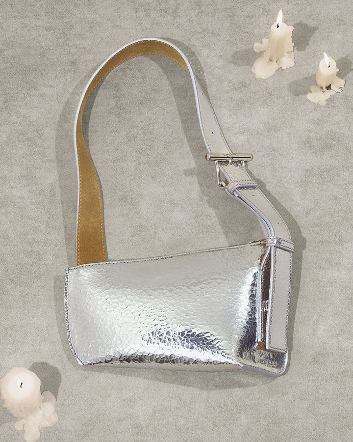 McQueen Tバー スリング ポーチ ¥209,330／McQUEEN（アレキサンダー・マックイーン クライアントサービス）