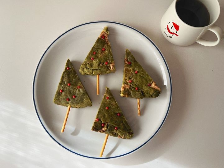 【簡単クリスマスレシピ】抹茶とホワイトチョコの米粉のクリスマスツリーケーキ【渡辺友美子のコーヒーに合うお菓子のレシピ vol.66 〜レシピで旅するヨーロッパ〜】