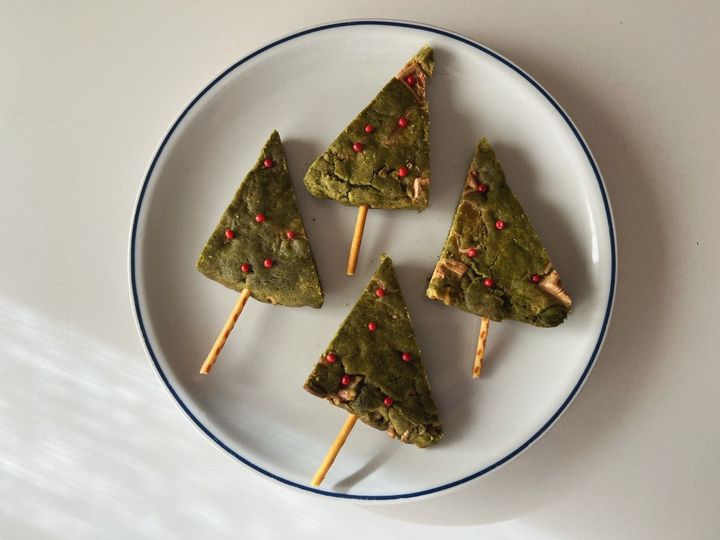 【簡単クリスマスレシピ】抹茶とホワイトチョコの米粉のクリスマスツリーケーキ【渡辺友美子のコーヒーに合うお菓子のレシピ vol.66 〜レシピで旅するヨーロッパ〜】