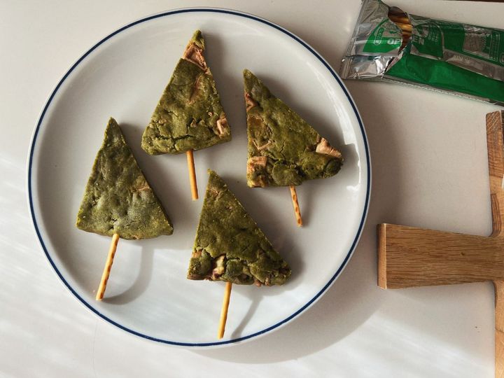 【簡単クリスマスレシピ】抹茶とホワイトチョコの米粉のクリスマスツリーケーキ【渡辺友美子のコーヒーに合うお菓子のレシピ vol.66 〜レシピで旅するヨーロッパ〜】