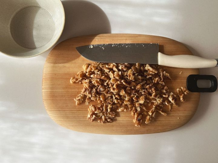 【簡単クリスマスレシピ】抹茶とホワイトチョコの米粉のクリスマスツリーケーキ【渡辺友美子のコーヒーに合うお菓子のレシピ vol.66 〜レシピで旅するヨーロッパ〜】