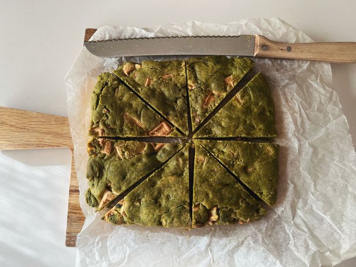 【簡単クリスマスレシピ】抹茶とホワイトチョコの米粉のクリスマスツリーケーキ【渡辺友美子のコーヒーに合うお菓子のレシピ vol.66 〜レシピで旅するヨーロッパ〜】