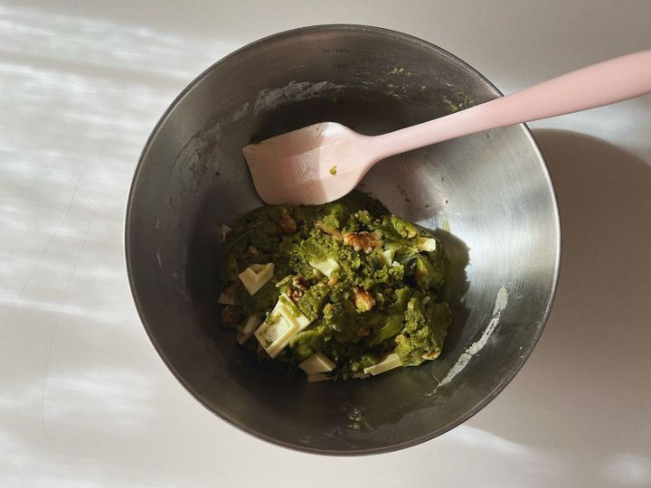 【簡単クリスマスレシピ】抹茶とホワイトチョコの米粉のクリスマスツリーケーキ【渡辺友美子のコーヒーに合うお菓子のレシピ vol.66 〜レシピで旅するヨーロッパ〜】