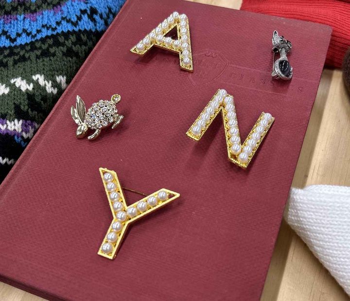 画像: 【SHIPS any】アルファベット フェイクパール ブローチ各¥2,420