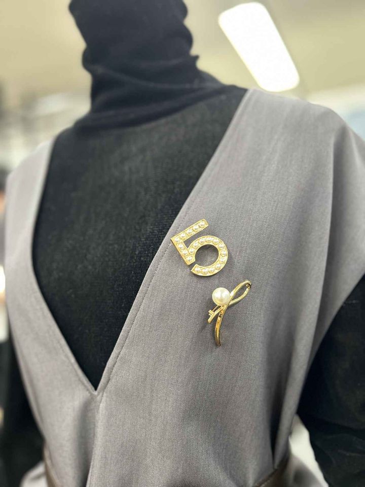 画像: 【quaranciel】パール モチーフ ブローチ（数字）¥2,970、パール モチーフ ニュアンス ブローチ¥1,980 www.shipsltd.co.jp