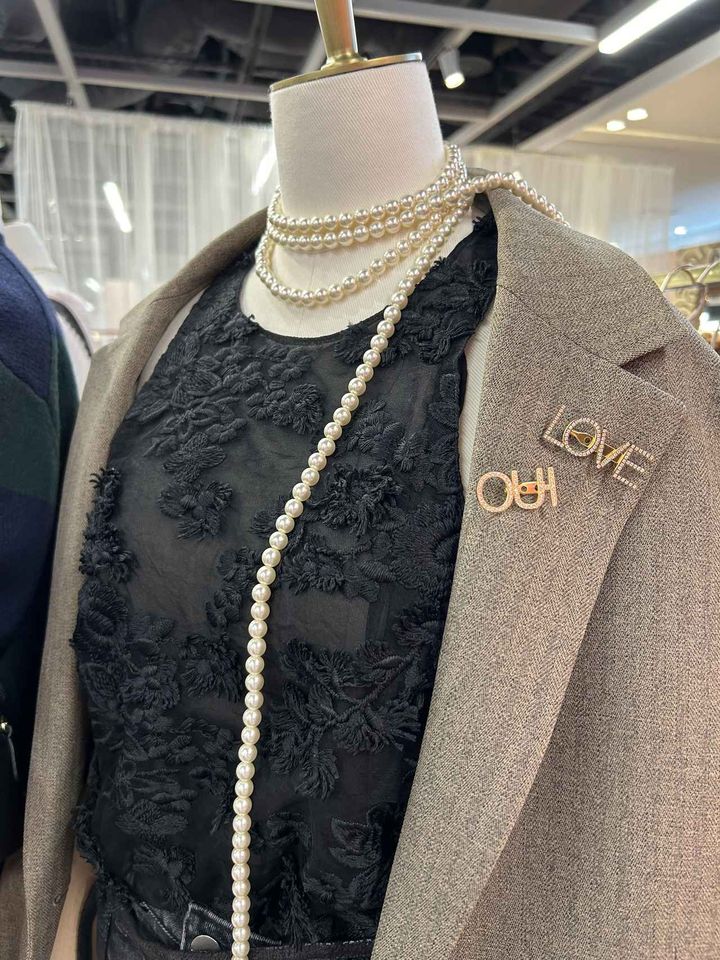 画像: 【SLOBE IENA別注HARPIE】LOVEブローチ¥9,350、OUIブローチ¥9,350 baycrews.jp