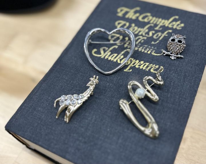 画像: 【SHIPS any】アニマル モチーフ ブローチ（フクロウ、キリン）各¥2,420、デザイン メタル ブローチ（ハートモチーフ、ウェーブデザイン）各¥2,420