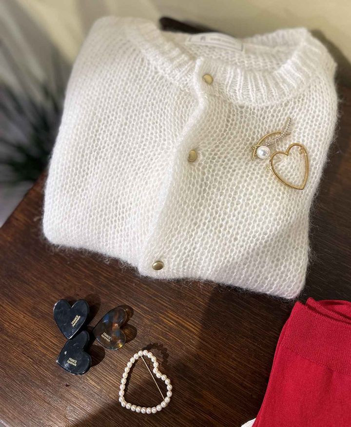 画像: 【ROPÉ PICNIC PASSAGE】モチーフブローチ（ハート）各¥1,870、デザインモチーフブローチ（ゴールド×パールビーズ付き）¥1,870