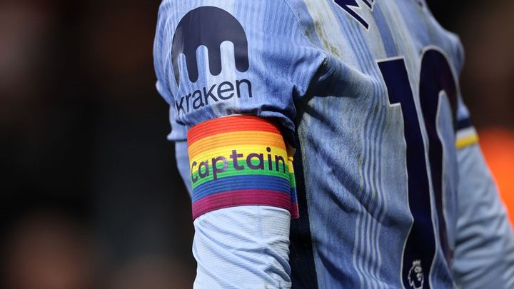 「宗教的信念のおかげで、そいつは毎週浮気している」ゲイ公表の記者が衝撃暴露