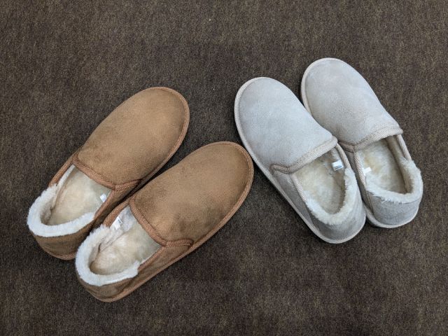 2足のムートン風シューズ