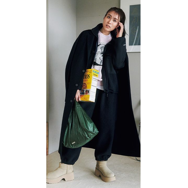 冬の黒っぽコーデもUGGの厚底ブーツで一気に洒落見え