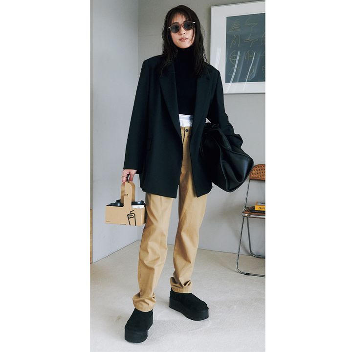 キレイめカジュアルの足元にUGGのブーツが好相性