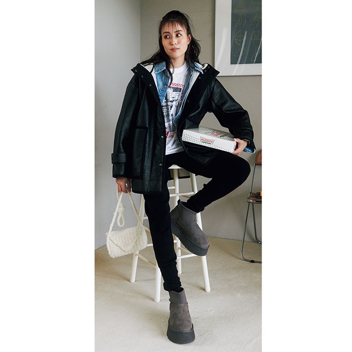 UGGの短丈ブーツはご近所コーデの洒落見えに一役