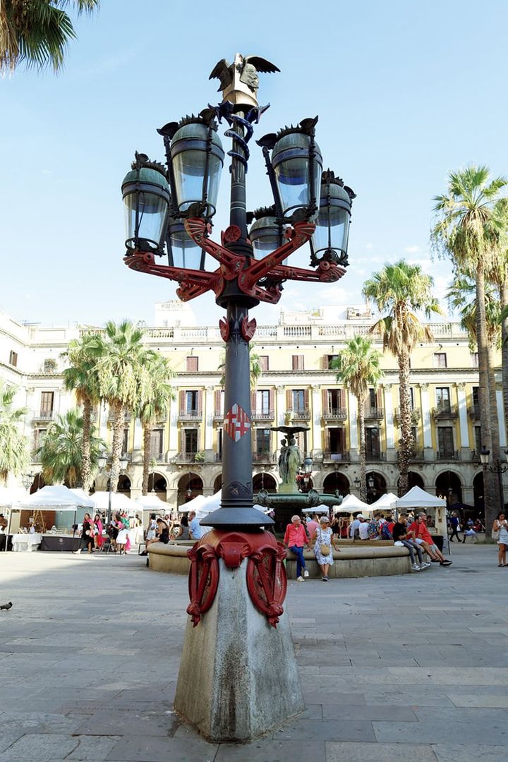 ガウディ初めての仕事『レイアール広場の街灯』