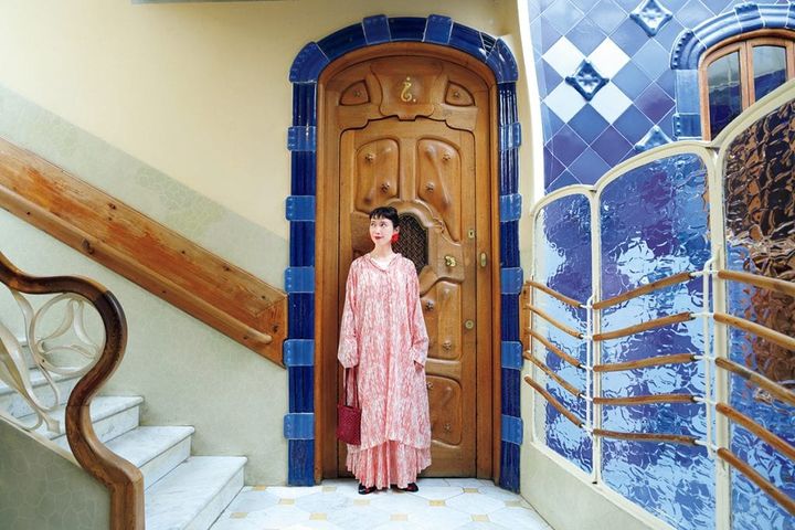 【Casa Batlló カサ・バトリョ】階段の踊り場とパティオの仕切りが曇りガラスになっており、海の中にいるように見えます。