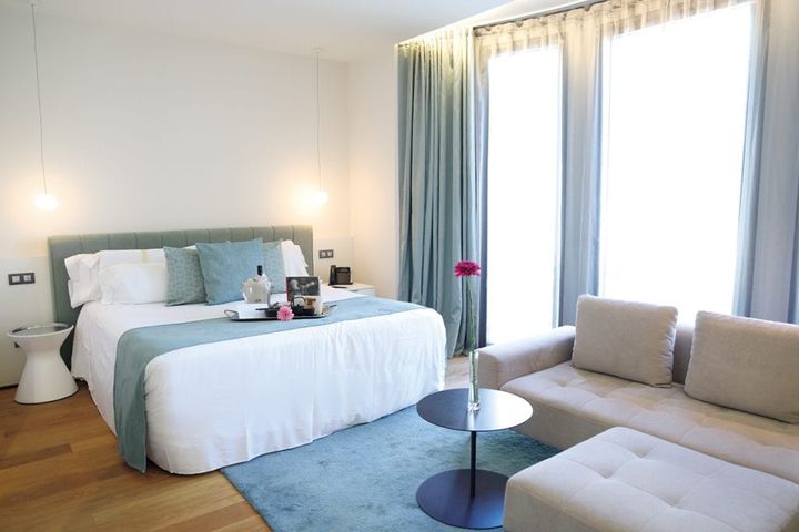 【Hotel Ohla Barcelona ホテル オーラ バルセロナ】落ち着いた雰囲気の客室。枕の種類やシーツの香りを選べるうれしいサービスも。