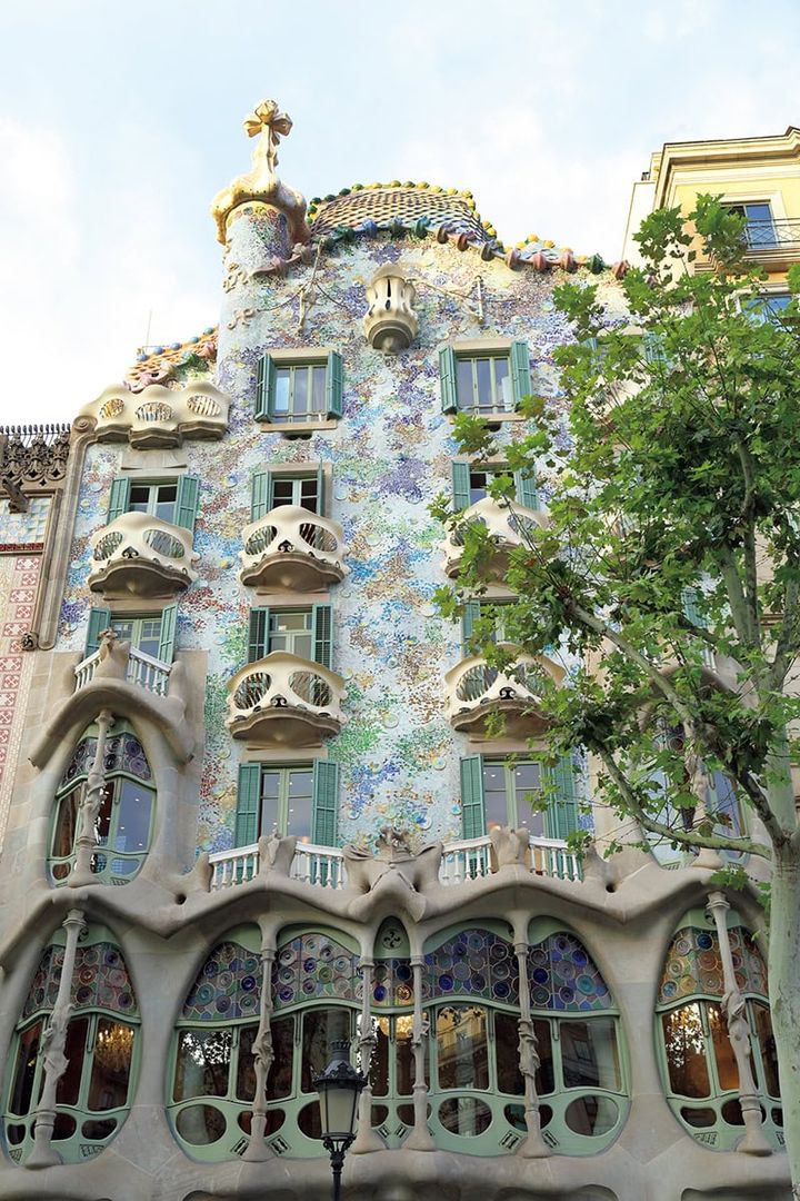 【Casa Batlló カサ・バトリョ】石柱は骨、バルコニーはどくろのようにも見える別名「骨の家」。